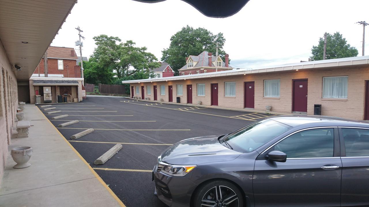 Heritage Inn Uniontown Exterior photo